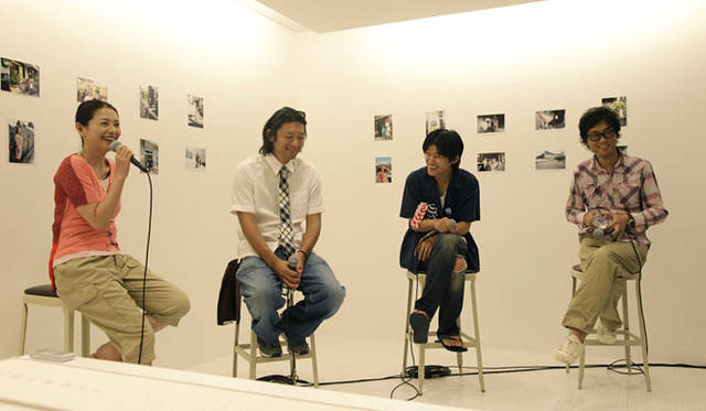 <b>『PASS THE BATON』表参道店｜PASS THE BATON GALLERY</b>　小泉今日子「原宿百景」写真展 トークショー<br>左から、小泉今日子さん、写真家の若木信吾氏、スタイリストの伊賀大介氏、ヘアメークアーティストの柘植伊佐夫氏