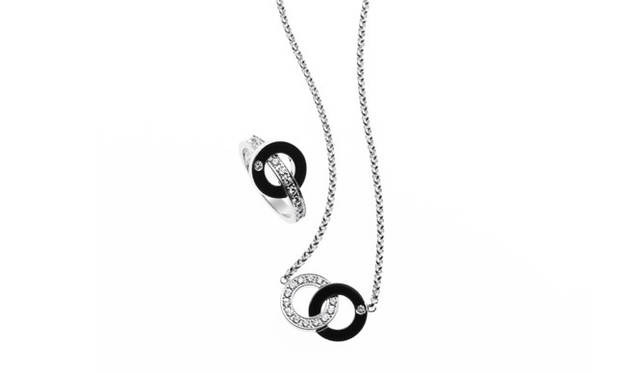 <b>ピアジェ｜PIAGET</b> 右：「ポセション」ペンダント、WG×ダイヤモンド、38万3250円 左：「ポセション」リング32万5500円