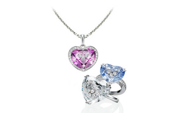 <b>CHOPARD｜ショパール </b> 「So Happy（ソー ハッピー）」 右から時計周りに、リング スカイブルークリスタル×ダイヤモンド、58万8000円／リング ホワイトクリスタル×ダイヤモンド、52万5000円／ペンダント ピンククリスタル×ダイヤモンド、84万5250円