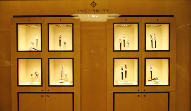 <b>Patek Philippe｜パテック フィリップ</b> 壁一面に飾られた、パテック フィリップの時計。