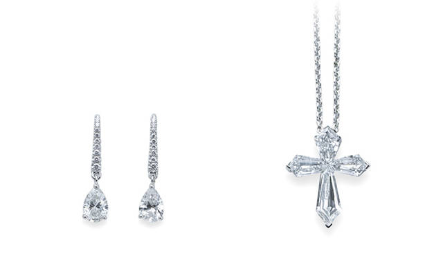 <b>GRAFF｜グラフ</b><br />右：ペンダント　WG×ダイヤモンド、90万円～<br />左：イヤリングWG×ダイヤモンド（1.0ct～）、250万円～ 