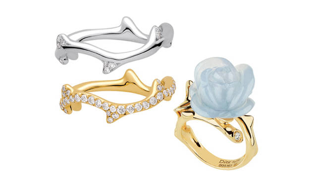 <b>DIOR FINE JEWELRY｜ディオール ファイン ジュエリー</b> 「ローズ ディオール プレ カトラン」リング、YG×ダイヤモンド×ブルーカルセドニー、53万5500円 「ボワ ドゥ ローズ」リング（フルパヴェ）、YG×ダイヤモンド、47万7750円 「ボワ ドゥ ローズ」リング（ハーフパヴェ）、WG×ダイヤモンド、21万円