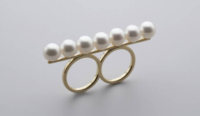 <b>TASAKI｜タサキ</b> 「Balance」リング（二連）、YG×パール（あこや）、39万9000円