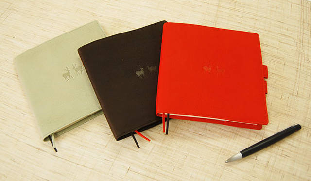 <b>中川政七商店</b>　「鹿革手帳」　QUO VADIS（クオバディス）2011年手帳つき （17×18cm） 1万3650円