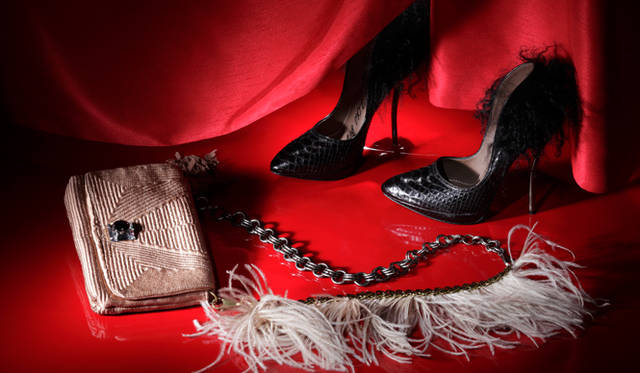 <b>KEYWORD “TRIVAL” LANVIN｜ランバン</b>　チェーン部分に大胆にフェザーがあしらわれたハンドバッグ。チェーン部分は取り外しはもちろん短くすることも可能。ディテールに付けられたきらめくクリスタルが華やか。バッグ[W25×H15×D3cm] 14万700円、パンプス[H11.5cm] 24万450円（ともにランバン／ランバン ジャパン）