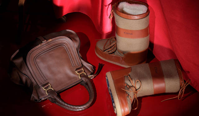 <b>KEYWORD“OUTDOOR CHIC” Chloé｜クロエ</b>　かなりボリュームのあるスノーブーツは、内側がフェイクファーになっていてとてもあたたか。あえて街で、シックなスタイルと合わせて履きこなしたい。スノーブーツ [H1cm] 5万6700円、クロエの定番人気バッグである「MARCIE」のブラウンカラー。どんなシーンでも似合うのがうれしい。バッグ[W35×H27×D13cm] 17万1150円（ともにクロエ／クロエ インフォメーションデスク）