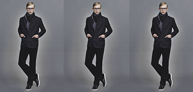 <b>ck Calvin Klein｜ck カルバン・クライン</b> ジャケット3万9900円、ストール1万1550円、パンツ1万6800円、シューズ1万7850円（すべてオンワード樫山）、アイウェア1万5750円（マーション ジャパン）、ウォッチ5万2500円（10月発売予定／ck カルバン・クライン ウォッチ／スウォッチ グループ ジャパン ）