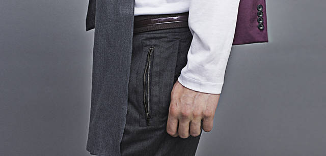 <b>ck Calvin Klein｜ck カルバン・クライン</b> ジャケット3万9900円、レイヤードカットソー1万1550円、ストール9975円、パンツ1万8900円（すべてオンワード樫山）