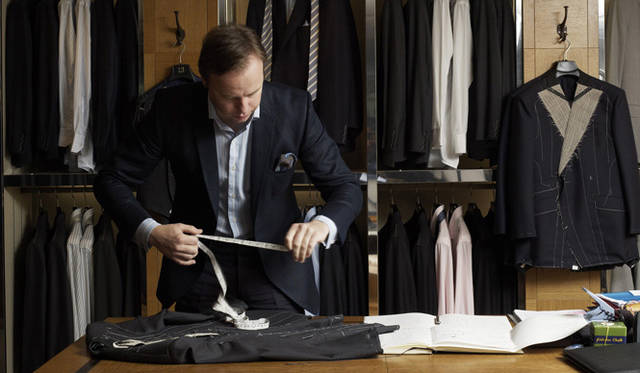<strong>dunhill</strong> Rigorous check of the finished toile.