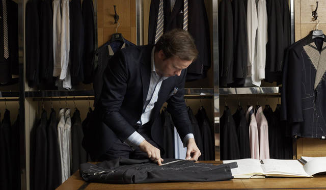 <strong>dunhill</strong> Measuring every detail against the order form.
