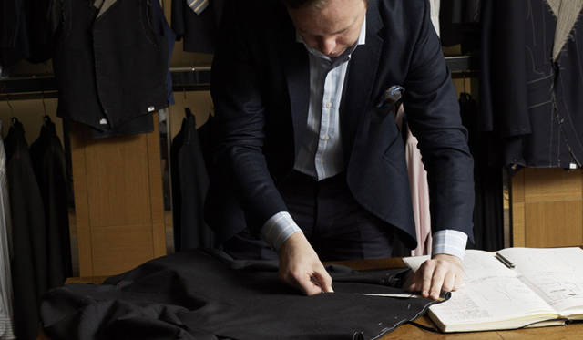 <strong>dunhill</strong> Meticulous measurement of the back section.