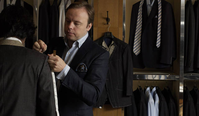 <strong>dunhill</strong> Precise measurements are essential for the British style silhouette.