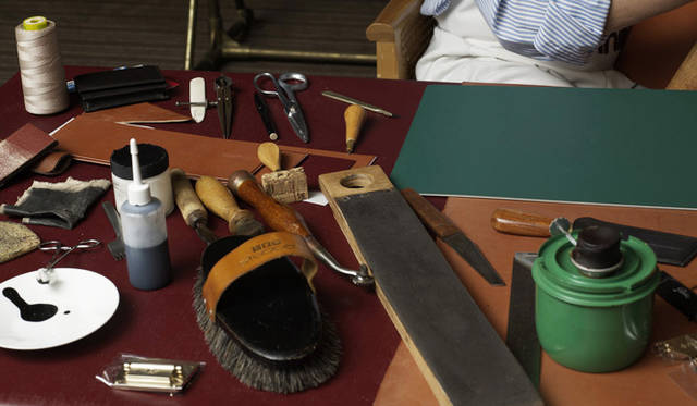 <strong>dunhill</strong> Bringing tools used in the London workshop.