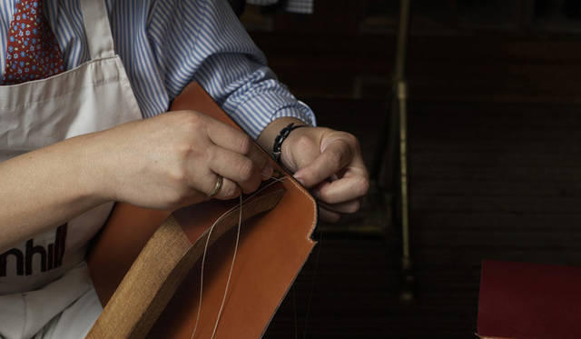 <strong>dunhill</strong> Carefully finishing with hand stitches.