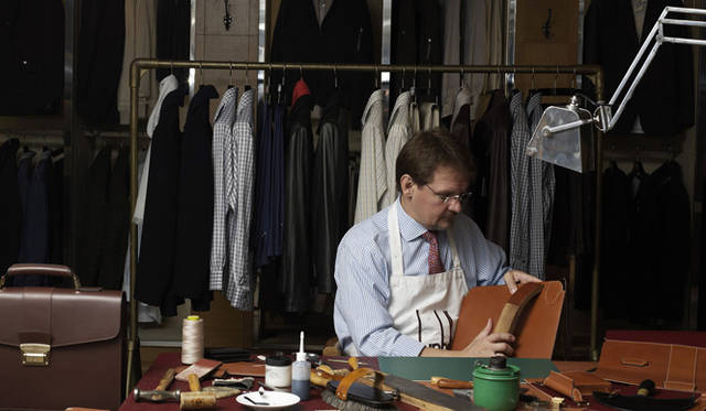 <strong>dunhill</strong> Even basic tasks are performed with a serious gaze.