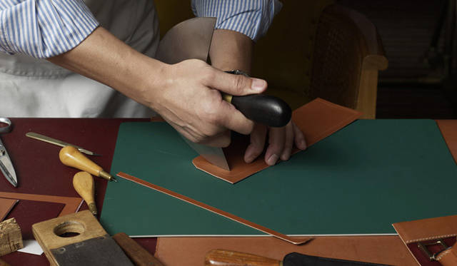 <strong>dunhill</strong> During his visit to Japan, the process of cutting leather parts could be observed.