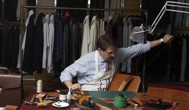 <strong>dunhill</strong> His deep experience is evident in his dynamic yet delicate movements.