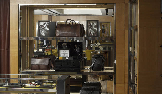 <strong>dunhill</strong> There are primarily five types of bags available for custom order.