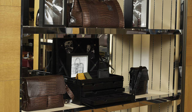 <strong>dunhill</strong> Items made from exotic leathers possess a luxurious appearance.