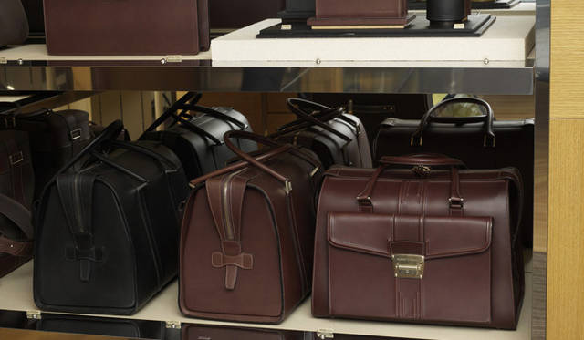 <strong>dunhill</strong> Even with the same cowhide, a doctor's bag presents a different impression depending on the color.