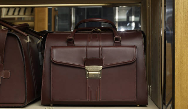 <strong>dunhill</strong> Chestnut brown, exuding a distinctly British elegance.