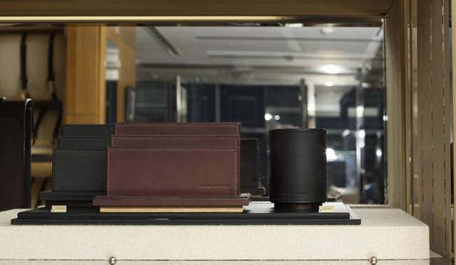<strong>dunhill</strong> The texture and color of the leather can be confirmed with samples.
