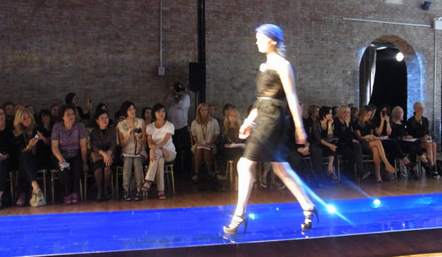 <strong>JASON WU｜ジェイソン・ウー</strong>　　2011年 春夏コレクションより。