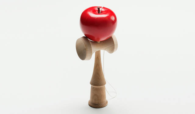 more trees｜more trees展 森を感じる12日間  開催　鈴木康広 作「りんごのけん玉」  ©太田拓実