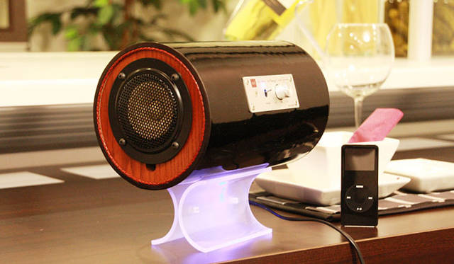 <strong>Aria エムズシステム 波動スピーカー</strong>　プライベートユース用につくられたアンプ内蔵のモデル「シュエット」。コンパクトで持ち運びも便利だが、音の存在感はすばらしい。　MS-dt08 16万8000円（ほかにホワイト、レッド、ピンクなども）<br>http://aria-music.shop-pro.jp/?pid=7669138