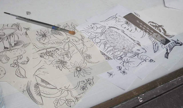 下絵をきちんと見ながら描いていました。