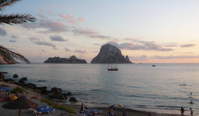 Ibiza Chillout Lounge Vol.01｜ようこそ、楽園 イビザへ　夏場のイビサの日没は午後9時。サンセットを見に人びとが集まる。