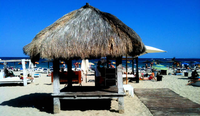Ibiza Chillout Lounge Vol.03｜MUSIC　『Sands』　お店の目の前には、広い砂浜が広がる。