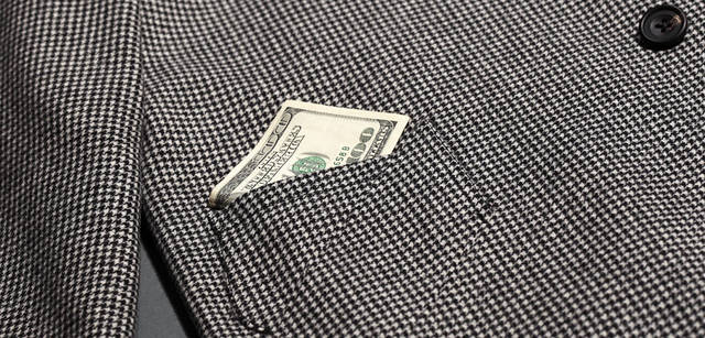 <strong>Paul Smith｜ポール・スミス コレクション</strong>　斜めに切られたスラントポケットと、その上のコインポケットのバランスが新鮮。コート15万7500円（individual order / ポール・スミス コレクション）<br>インディヴィジュアルオーダーコートは「ポール・スミスコレクション青山店」と「ポール・スミス コレクション丸の内店」のみでの展開