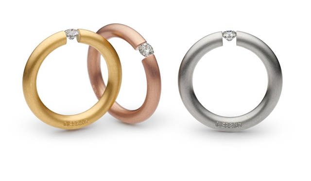 <strong>NIESSING｜ニーシング　「The Niessing Ring® Edition 30」</strong>　地金の色も、イエローゴールド、レッドゴールド、グレーゴールドと、種類豊富ななかから選べる。各[K18×ダイヤモンド0.18ct] 28万8000円（ニーシング）