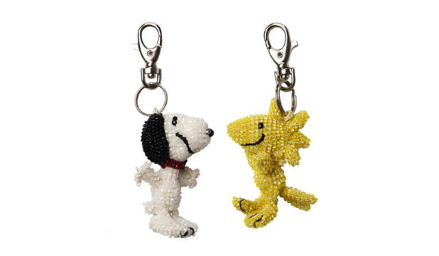 <strong>PEANUTS 60YEARS WORLD TOUR</strong>　「アプロジオ ＆ コー」キーホルダー各2万9400円　ビーズワークでつくられたスヌーピーとウッドストック。