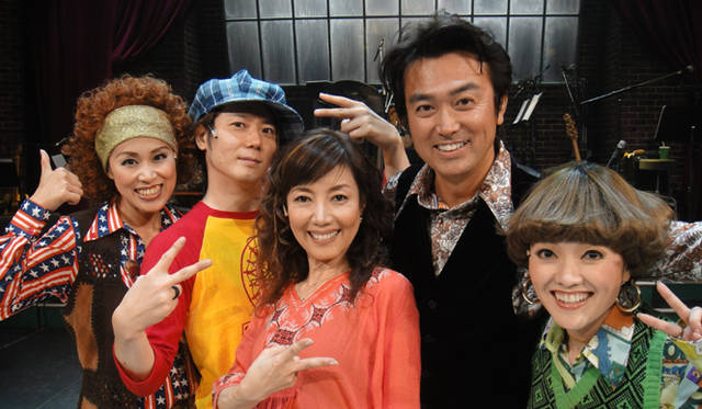 戸田恵子 連載｜ミュージカル「今の私をカバンにつめて」幕が上がりました　左から、麻生かほ里さん、植木 豪、戸田恵子、石黒賢さん、入絵加奈子さん