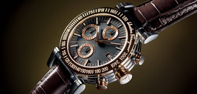<strong>Salvatore Ferragamo｜サルヴァトーレ フェラガモ</strong> SALVATORE　ベゼルやリュウズ、それにプッシュボタンに18Kローズゴールドを使用。高級クロノグラフムーブメントは、ケース背面のシースルーバックから堪能できる。メンズ。自動巻き、SSケース、ケース径42mm。89万2500円（サルヴァトーレ フェラガモ／フェラガモ･ジャパン）