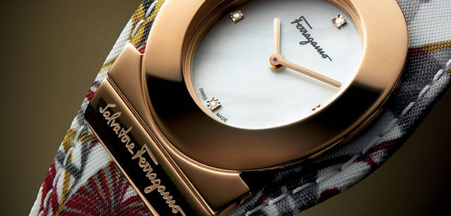 <strong>Salvatore Ferragamo｜サルヴァトーレ フェラガモ</strong> GANICINO fancy ケースはベルトと一体化した薄型のガンチー二･デザインのIPゴールド加工ケース。フェラガモの伝統的なシルクプリントモチー フの「トウズ」プリントをサテンのストラップに。レディース。クォーツ、SSケース、ケース径38mm。 15万2250円（サルヴァトーレ フェラガモ／フェラガモ･ジャパン）