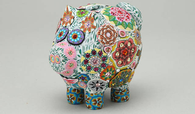 <strong>DESIGNTIDE TOKYO 2010｜伊勢丹新宿店</strong>　本館5階＝インテリア特設会場 「PIGGY BANK COLLECTION」<br>WORLD PIGGY BANK COLLECTION　「ビリー・ビーズ（アーティスト／アメリカ）」