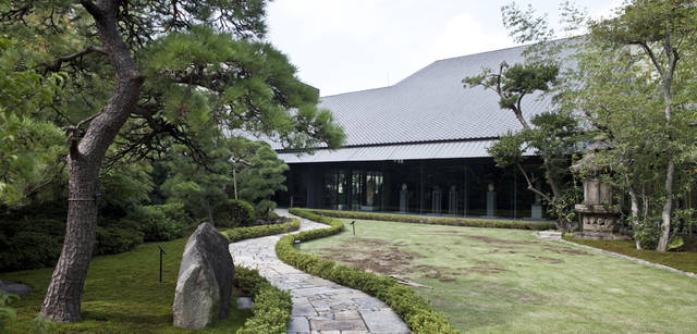 <strong>CITROEN DS3｜シトロエン DS3</strong>　古木が立ち４つの茶室が散在する庭園。
