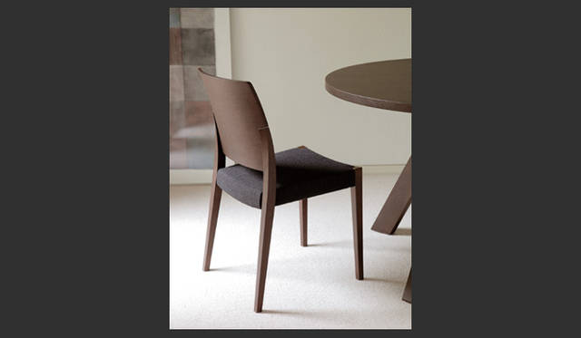 <strong>Arflex｜アルフレックス</strong>　チェア「SPUNTINO（スプンティーノ）」design C.O.D. <br>チェア「スプンティーノ」 W420×D488×H780×SH433 6万3000円 オーク材ダークオーク色塗装仕上げ（KKP-BK／F4）、テーブル「メデューサ」 1200Φ H720×T29 19万7400円 ホワイトオーク材ダークオーク色塗装仕上げ