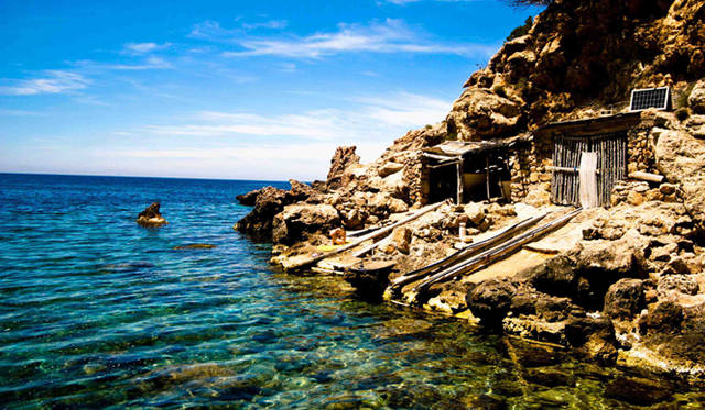 <strong>ibiza Chillout Lounge Vol.04｜Creation</strong>　原始的なボート置き場。