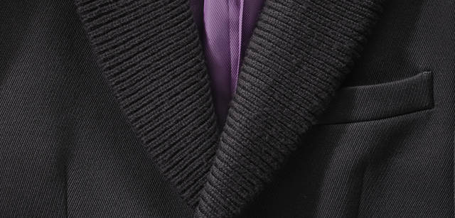 <strong>Paul Smith｜ポール・スミス</strong> 身頃、ニットのショール、パープルの光沢ライニングが奏でる高級な素材のエレガンス。8万9250円（ポール・スミス ジャパン　Tel. 03-3486-1500）
