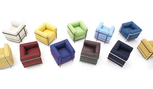 <strong>Cassina ixc.｜カッシーナ・イクスシー</strong>　LC2（LC2 ソファ／オットマン）<br>デザイン｜Le Corbusier（ル･コルビュジエ）、Pierre Jeanneret（ピエール・ジャンヌレ）、Charlotte Perriand（シャルロット・ペリアン）<br>カラーフレームバリエーション｜カラーフレーム＝スティールパイプ塗装仕上（マットブラック／バサルト／グレー／ボルドー／グリーン／ライトブルー／ベージュ）