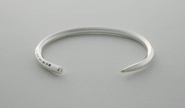 <strong>Solferino｜AVM</strong>　「鉛筆バングル」4万4100円<br>六角形のシェイプの鉛筆型バングル。四角型のシルバーの角棒からハンドで削り出す。芯にはK20のゴールド。幼少のころの純粋な楽しさやよろこびを腕に胸に留める。
