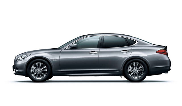 <strong>日産 フーガ ハイブリッド｜NISSAN FUGA HYBRID</strong><br>ボディカラー、ブレードシルバー