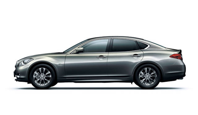 <strong>日産 フーガ ハイブリッド｜NISSAN FUGA HYBRID</strong><br>ボディカラー、ディープブロンズ