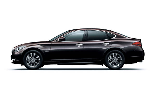 <strong>日産 フーガ ハイブリッド｜NISSAN FUGA HYBRID</strong><br>ボディカラー、ガーネットブラック