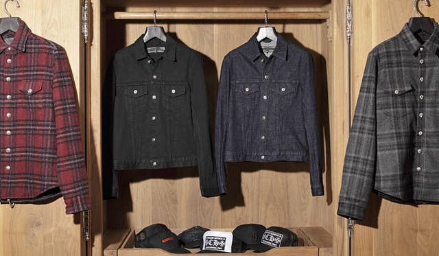 <strong>CHROME HEARTS｜クロムハーツ</strong>　正面左右／デニムジーンジャケット（コットン）各26万7750円、キャップ1万2600円～2万7300円
