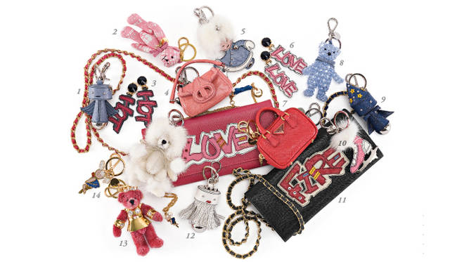 <strong>PRADA｜プラダ ホリデイギフトコレクション</strong>　1. 2万5200円、2. 2万5200円、3. 1万9950円、4. 3万9900円、5. 2万5200円、6. 1万9950円、7. 3万9900円、8. 2万9400円、9. 2万5200円、10. 2万5200円、11. 7万8750円、12. 2万5200円、13. 2万9400円、14. 2万1000円